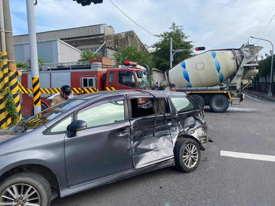 快訊/ 台南新營水泥車攔腰撞休旅車　女受困副駕