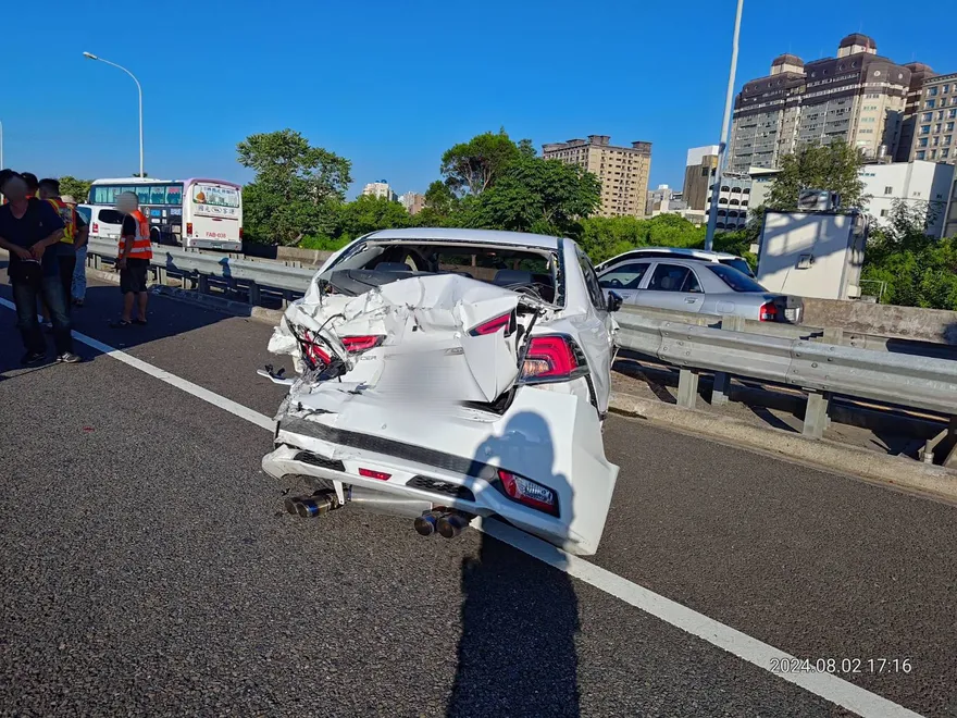 快訊/重大車禍！國1南向60.9公里中壢段4車連環追撞　1人胸悶急送醫