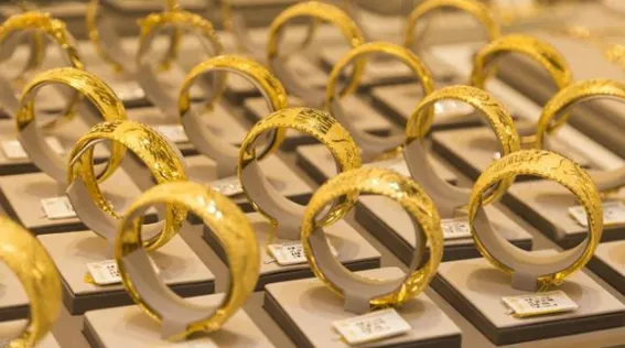 花2.7萬買「一口價」金手鐲卻只重6公克　他怒向店家要求換貨卻遭拒