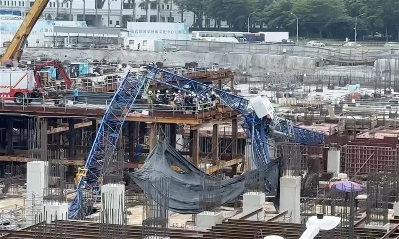 玄！高雄三井工地「沒吊料」吊臂突折斷砸死人　目擊工人：要拜拜了