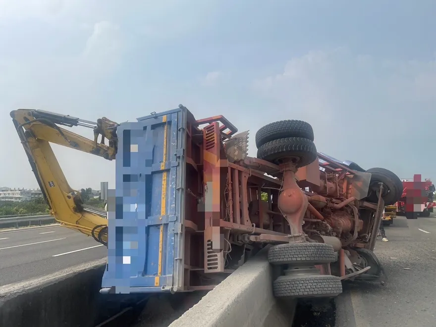 快訊/國1北上麻豆段車禍！大貨車爆胎失控翻覆「糗卡分隔島」　駕駛幸無礙