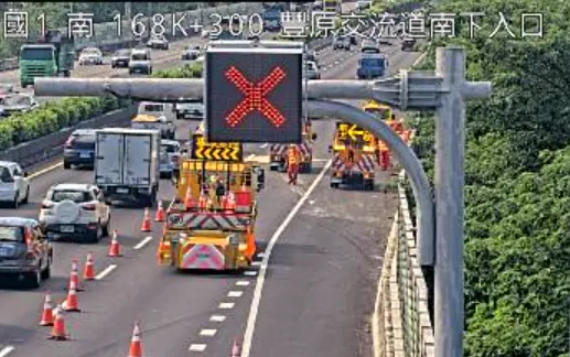 快訊/中秋前夕重大車禍！國1豐原匝道口3車連環追撞　貨車翻覆躺外線