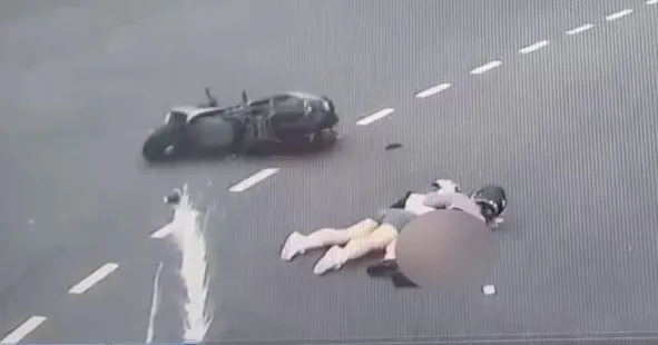 影/天兵嫩妹無照騎車載人慘摔　害姊妹淘走光、自己「正面著地」還二度車禍