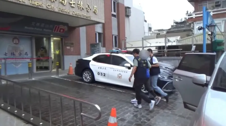快訊/派出所前囂張犯案！士林男搶劫等公車女子金項鍊　警火速逮嫌犯