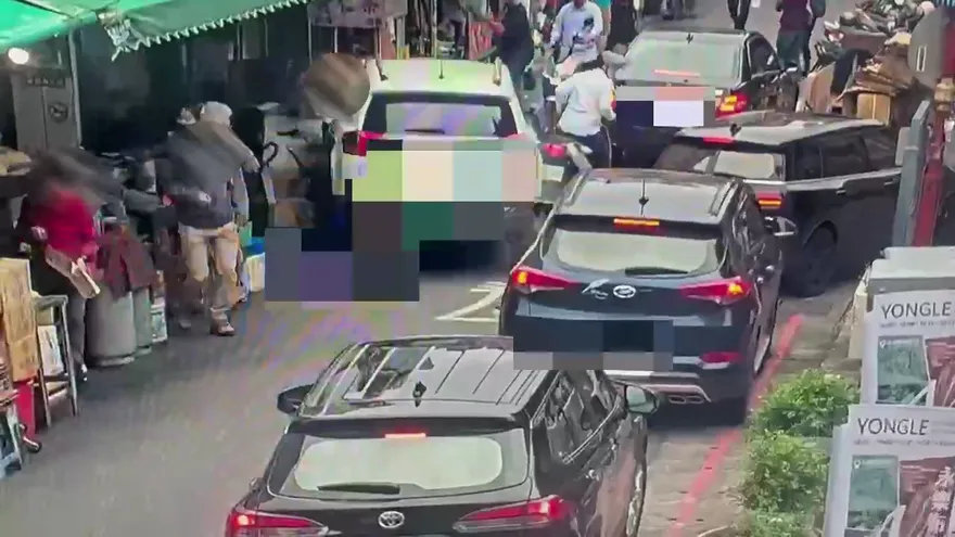 快訊/「霞海城隍廟」旁車禍！休旅車「衝向人堆」1傷　撞擊瞬間曝