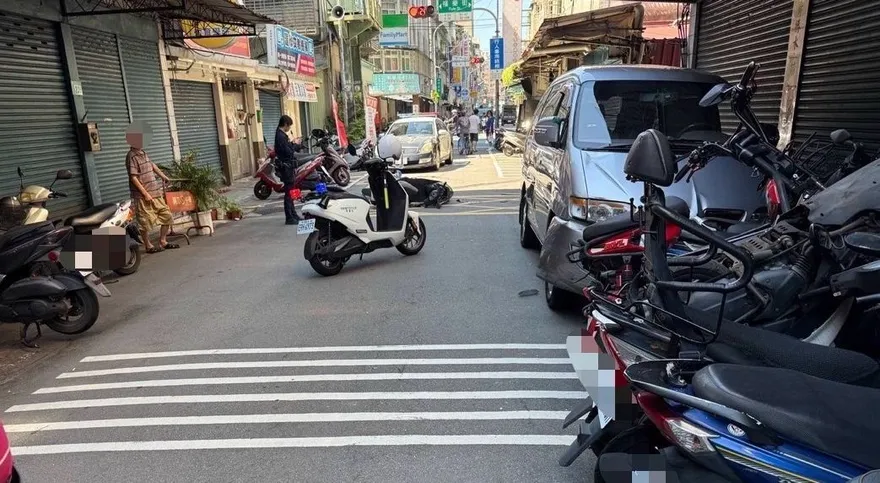 快訊/新莊轎車暴衝「整排機車撞倒」成保齡球　1騎士遭噴飛急送醫