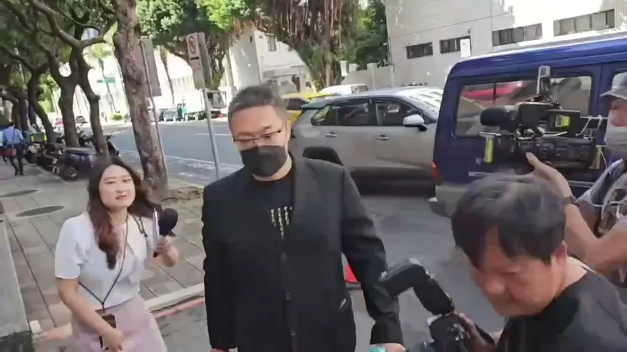 快訊/黑與白的辯論對決！朱學恒昨po道歉文今「提前半小時出庭」　鍾沛君也到了