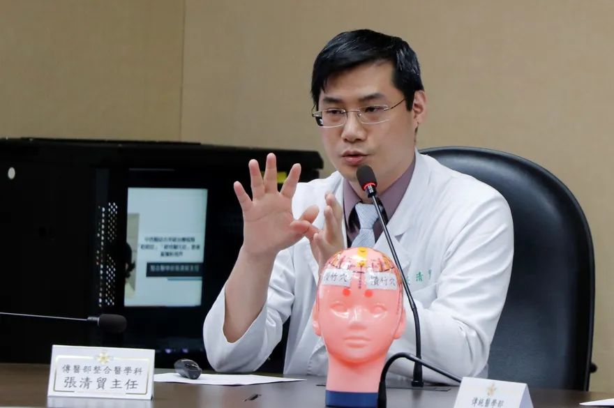 有救了！她眼睛乾到像砂礫摩眼　北榮研究： 針灸「2穴位」促淚液分泌