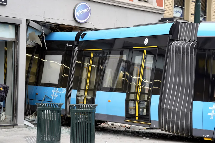 奧斯陸路面電車行駛途中脫軌　失控撞進路邊商家「車頭卡店內」致4傷
