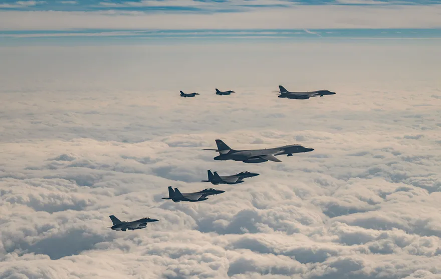 反制北韓射彈！美日韓空中聯合軍演　美B-1B轟炸機飛抵朝鮮半島威懾平壤