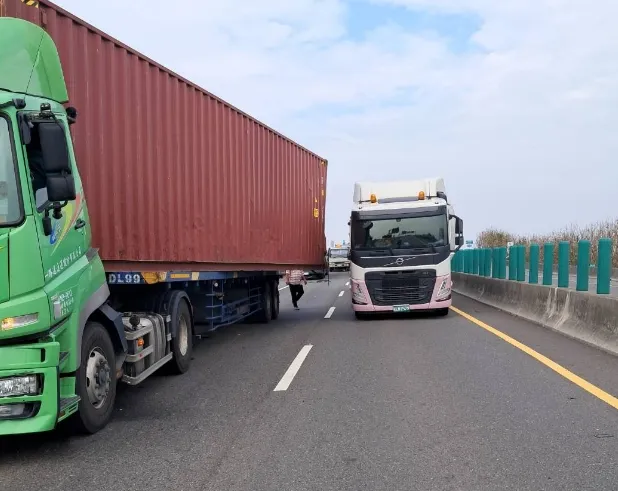 台61線驚傳連環追撞！貨櫃車猛撞防撞車再撞聯結車　目前傷亡尚不明