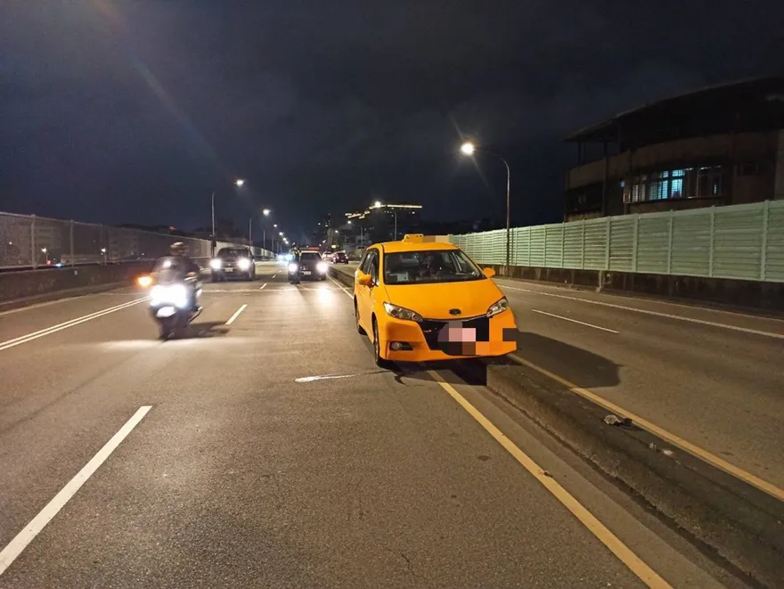 沒吃晚餐釀禍！樹林小黃運匠低血糖突暈眩　下秒轎車猛撞陸橋分隔島
