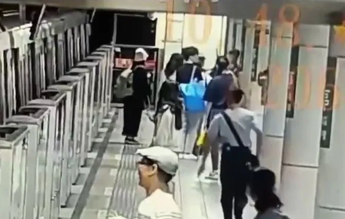 影/北捷古亭站「男遭醉女踹腳跟」差點仆街　2人爆口角、拉扯