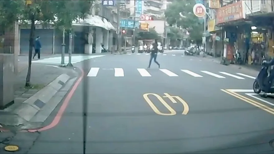影/行人「綠燈剩2秒」小跑步過馬路！她遭新北警攔下開罰