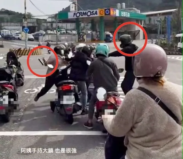 影/基隆街頭真人快打！大鎖阿姨vs棍棒哥路口持械追逐