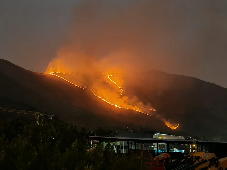 香港也火燒山！狂燃17小時「火線蔓延5百米」　登山客一度受困