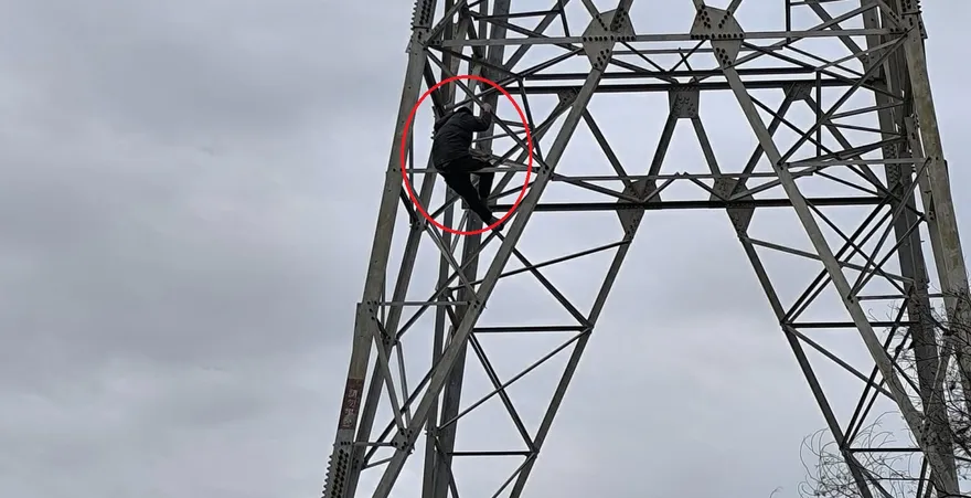 疑金錢糾紛！台中32歲男失控爬電塔　與警僵持3hr被勸下