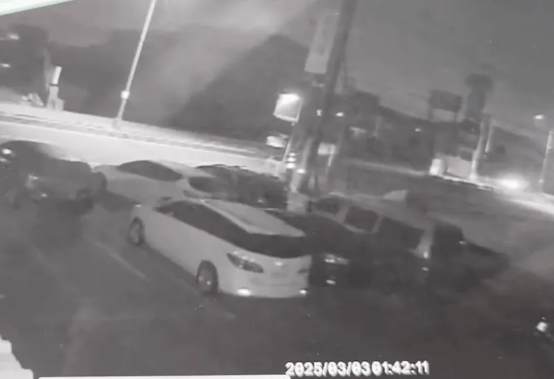 影/彰化小車自撞撞變電箱「害停電」肇逃　擦地爆火花