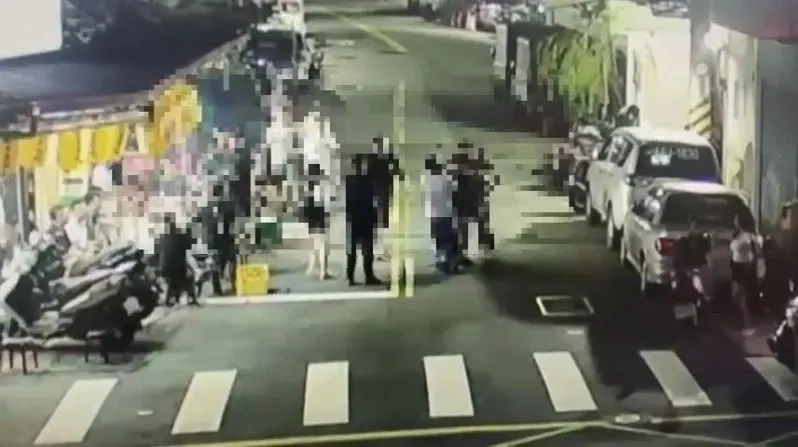 三重熱炒店外超狠群毆！4人混戰濺血紅腫