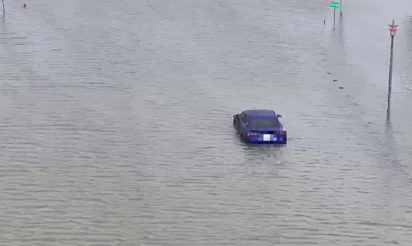 影/風神釀災「二重疏洪道成汪洋」車整輛遭吞男女受困
