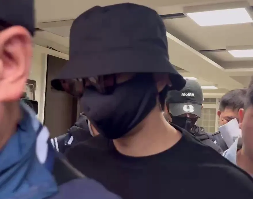 影/列隊被帶出！陳柏霖等4閃兵藝人「移送新北檢複訊」