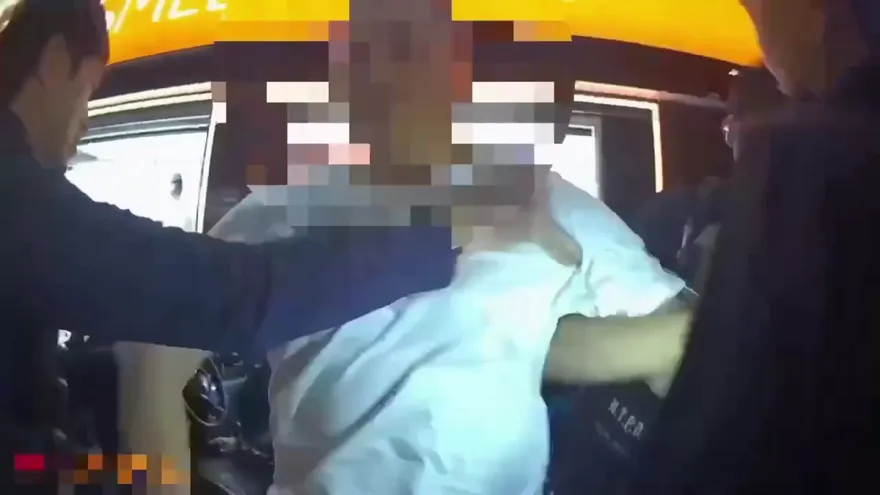 影/板橋超硬大場面！豪車89猴遭逮「無照攜毒」、車牌也有問題