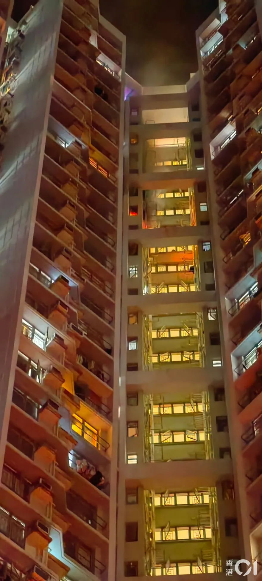 港深夜火警！住宅陷火海「1男燒傷」　4百住戶睡夢中驚醒急逃