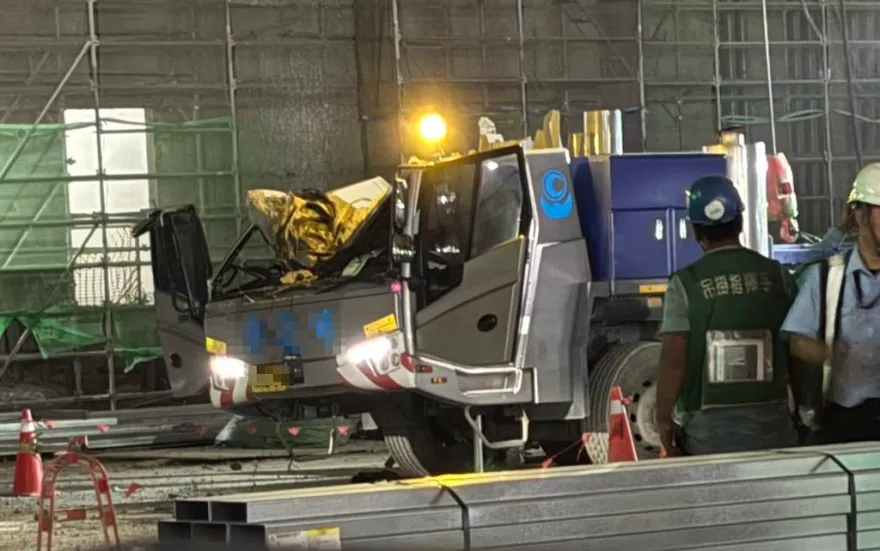 影/台積電高雄廠驚險瞬間！吊繩斷「太空包」重砸吊車