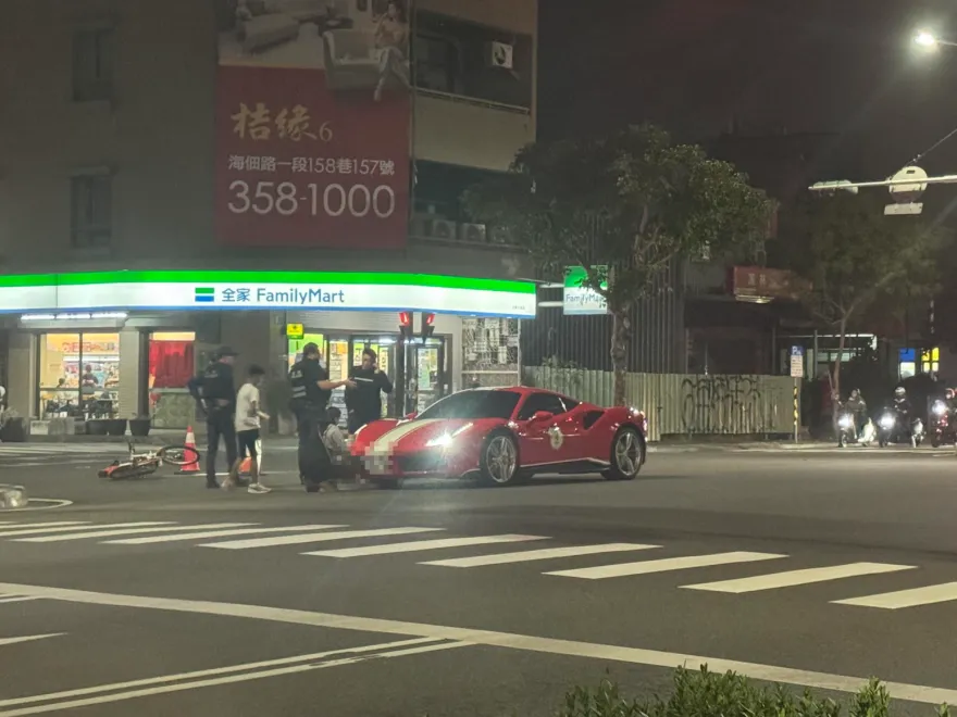 11歲童平安夜騎YouBike撞法拉利　車商估維修費10萬起跳