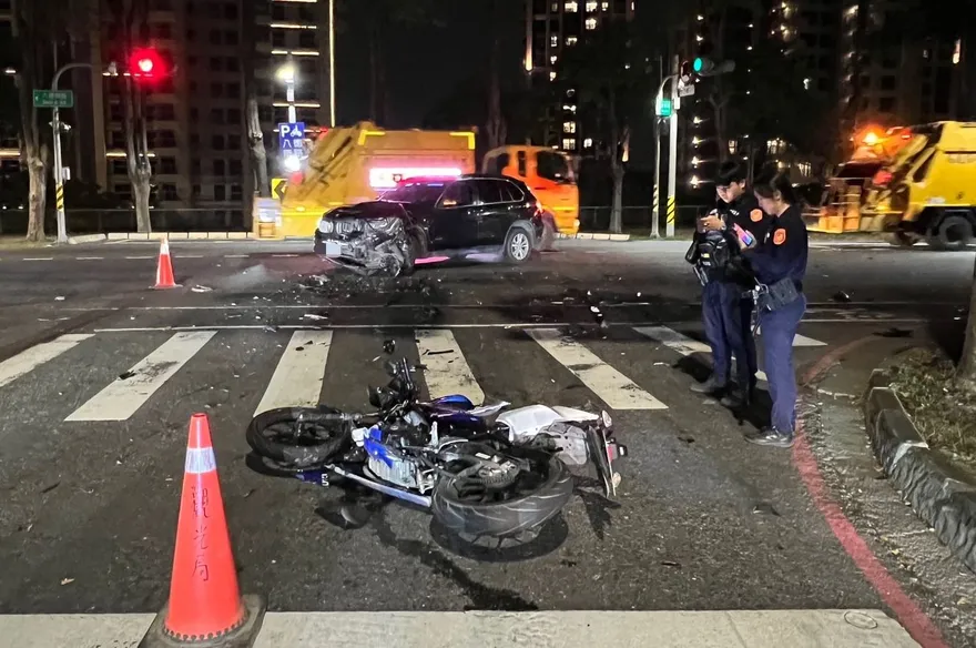 影/慘烈！高雄「BMW違規撞爛機車」騎士慘死