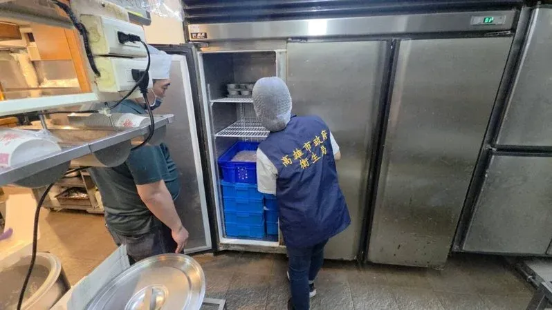 連鎖便當店驚見「分屍蟑螂」　討說法...店家竟回：牠自己飛進去的！