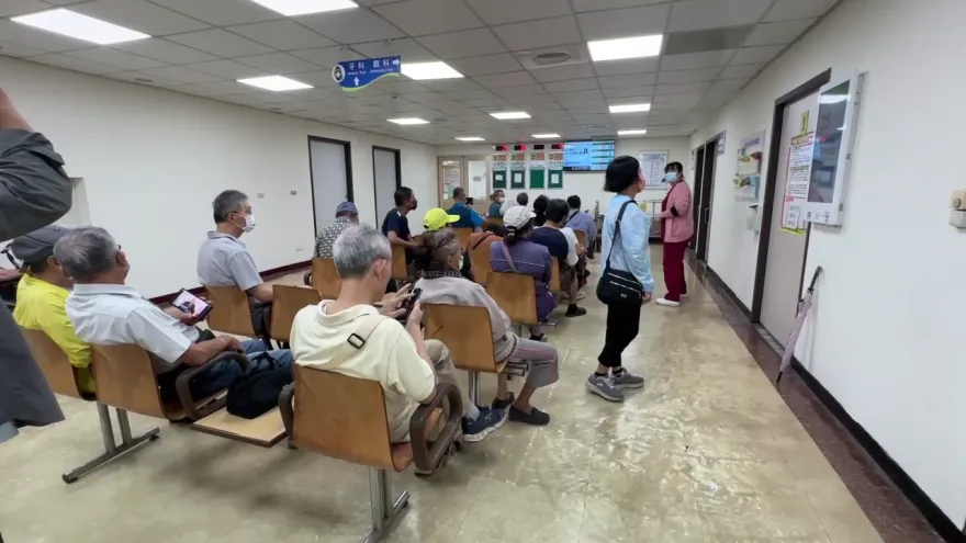 不想等到天荒地老？醫曝「2時段」看診人數最少　爆滿時間點是它！