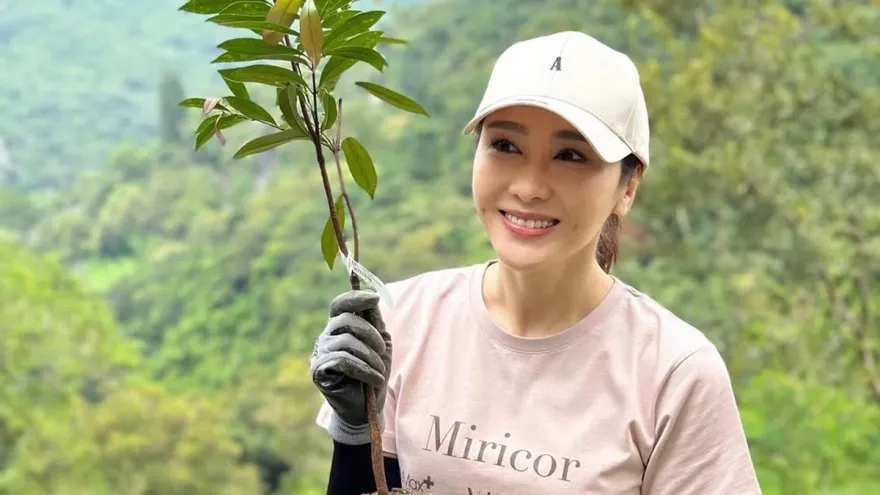 54歲黎姿凍齡祕訣曝光！喝水「時間、溫度」都是關鍵