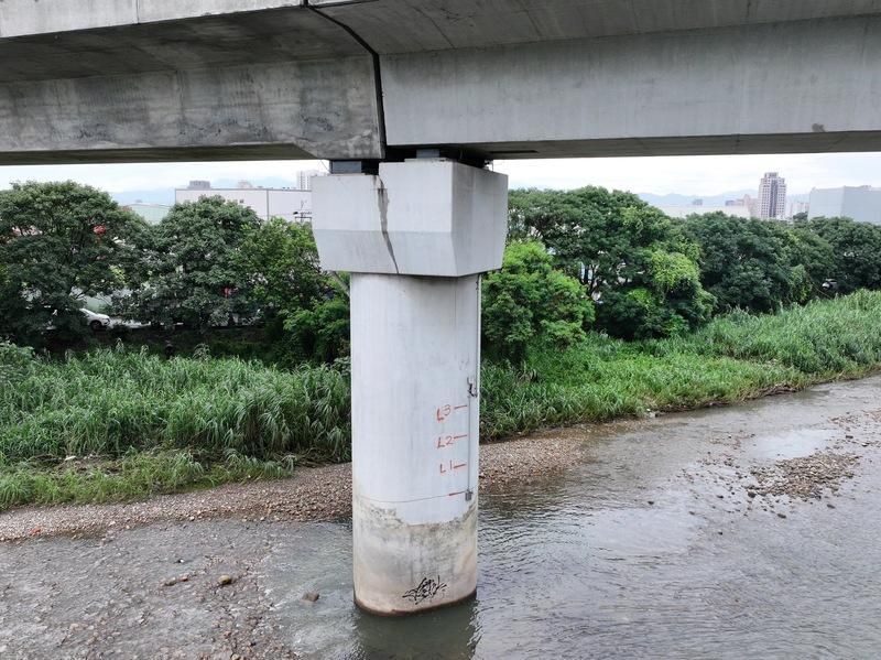 台中高鐵橋梁傳出「裂縫危機」！　公司急澄清：雨後水痕