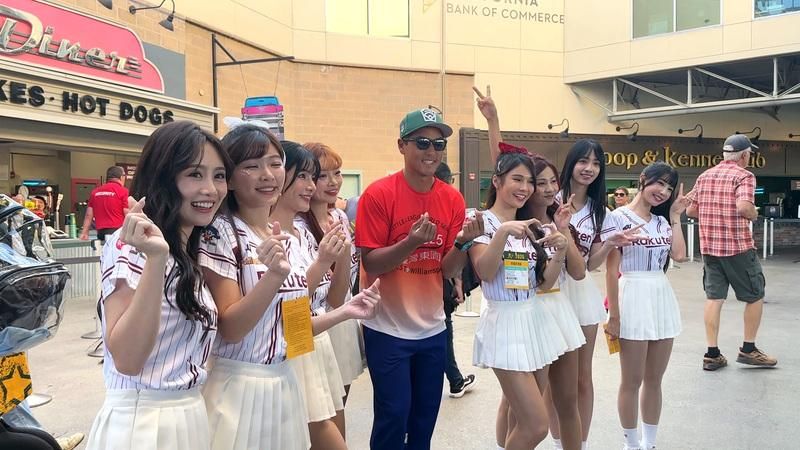 「帥一下」教練駱政宇與啦啦隊合影　台灣小將：女朋友來了