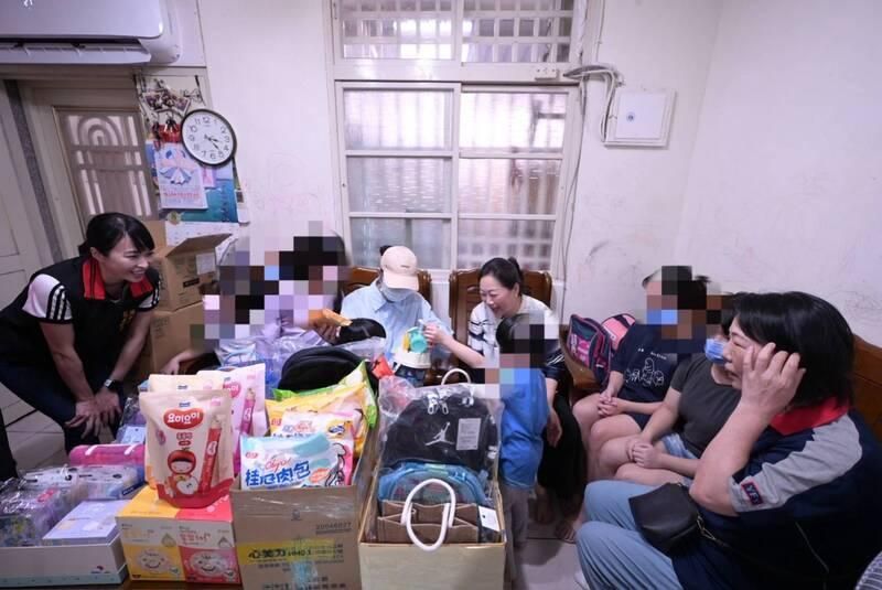 花蓮42歲爸腦死今拔管！悲留9女兒　縣府成立專責窗口
