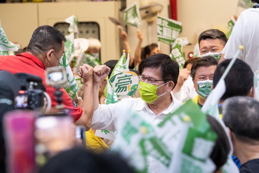 「一台公車就惱羞成怒」！羅智強怒轟：林佳龍自以為是龍皇帝嗎？
