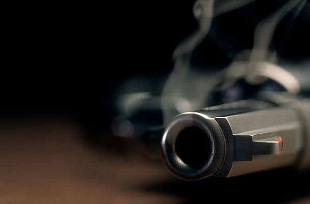 不值同情！通緝男見前妻猝死落跑　遭警搜出槍彈遭判刑