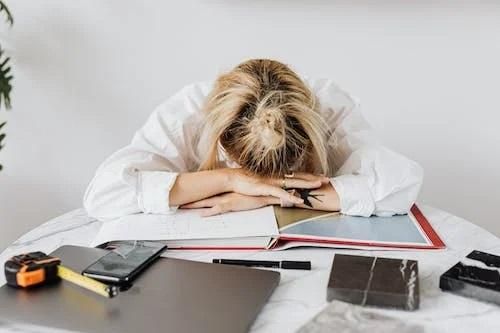 午休趴睡恐增加青光眼風險！眼科醫曝「2姿勢」減少眼睛壓力