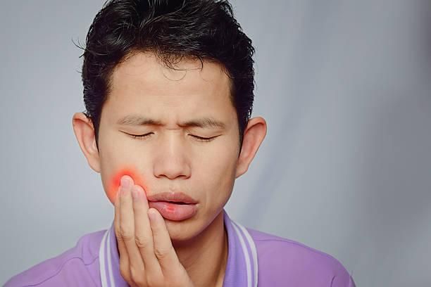 嘴破狂塗口內膏　張嘴醫嚇「血盆大口」！「血塊掉出」竟是癌!