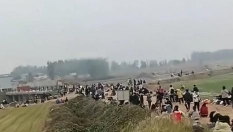 不想等死！鄭州富士康爆「逃疫潮」　員工曝慘況：發燒沒人管！僅靠麵包泡麵果腹