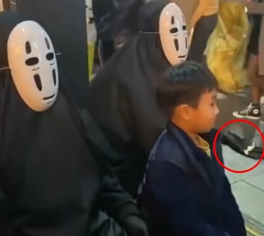 影/梨泰院踩踏傳毒糖果奪命？「無臉男」發糖影片曝光！陸留學生：收到不敢吃