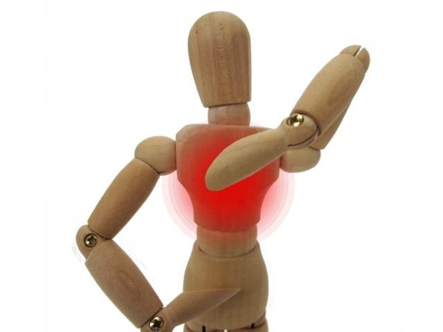 25歲男常背痛到睡不著！　就醫檢查才知竟是「僵直性脊椎炎」惹禍