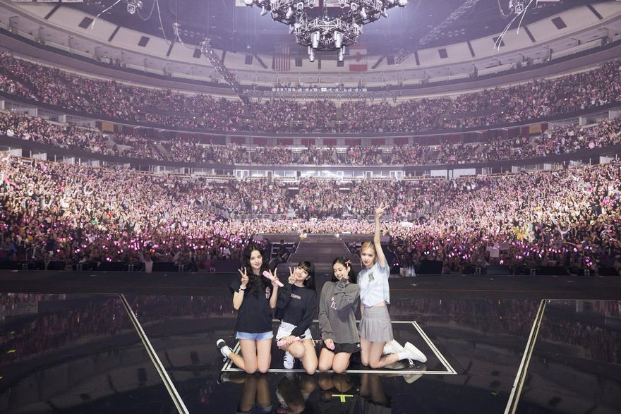 BLACKPINK巡演險遇偷拍？網：娃娃上面有攝影機...Lisa挺身救短裙2成員