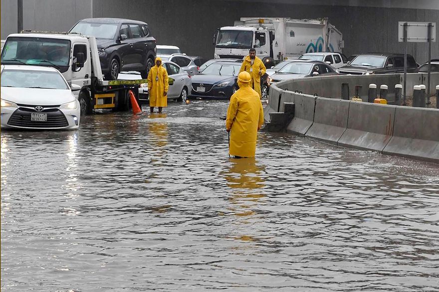 祈雨祈過頭？沙烏地阿拉伯旱災變洪災　2人喪生