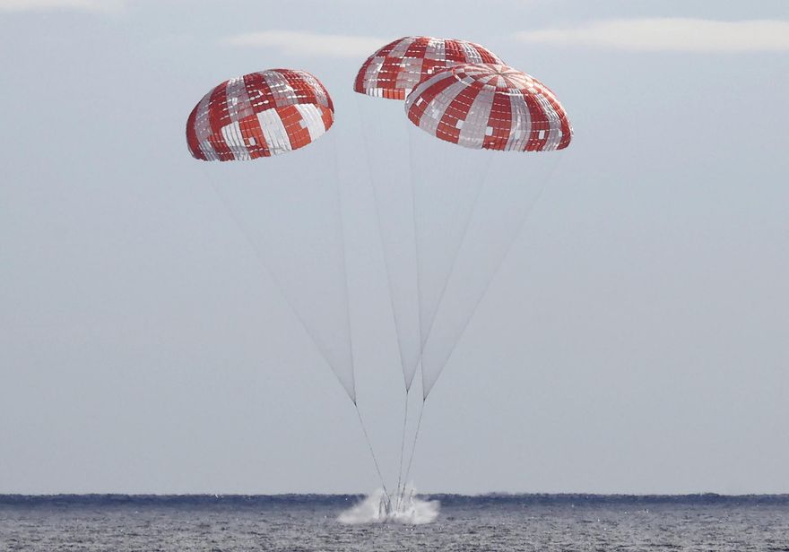 【影】任務圓滿結束！NASA獵戶座太空船掠月後返回地球　安全濺落太平洋
