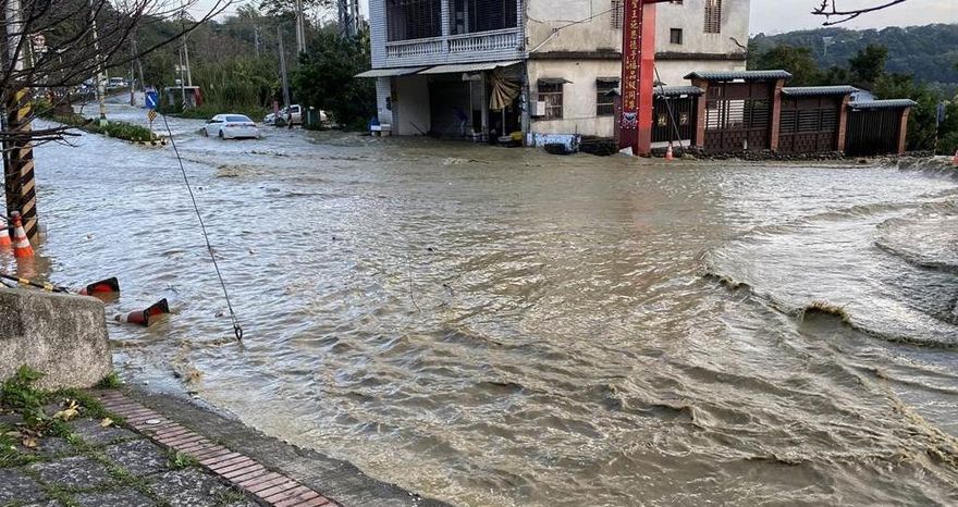 桃園龍潭抽水站爆管！大水沖入民宅水深沒腳踝　「逾33萬戶停水」恢復時間出爐