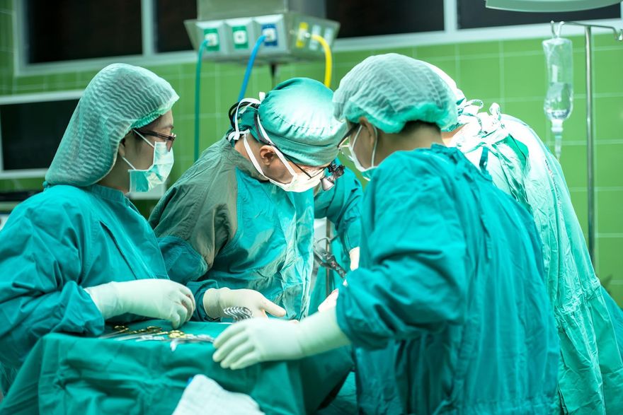 5惡醫涉將「死者植入物」裝病人體內！帶頭者7年做238次手術