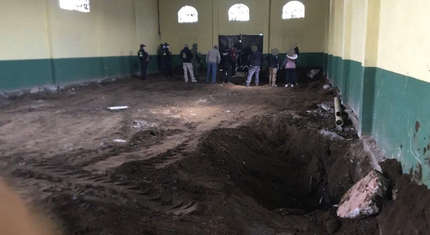 影/墨西哥警方逮新興毒犯集團　怪手開挖廢棄倉庫地底驚見40多包屍袋