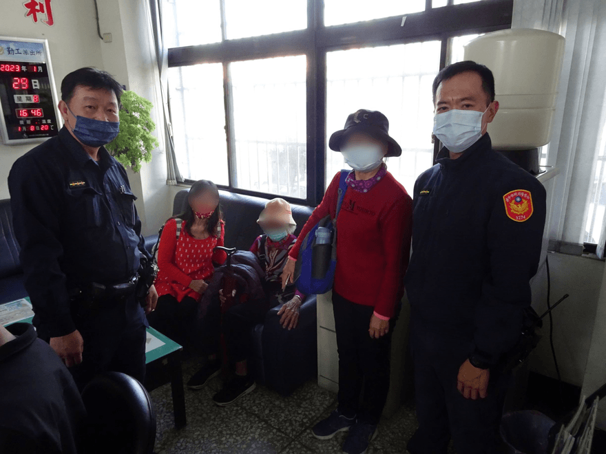 91歲阿嬤失散竟拄拐杖「走3.5公里」！　獨坐危險匝道口幸暖警尋回